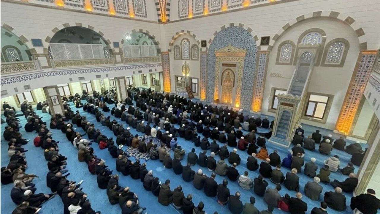 Cuma hutbesi: Hayatımıza yön veren rehber Sünnet-i Seniyye