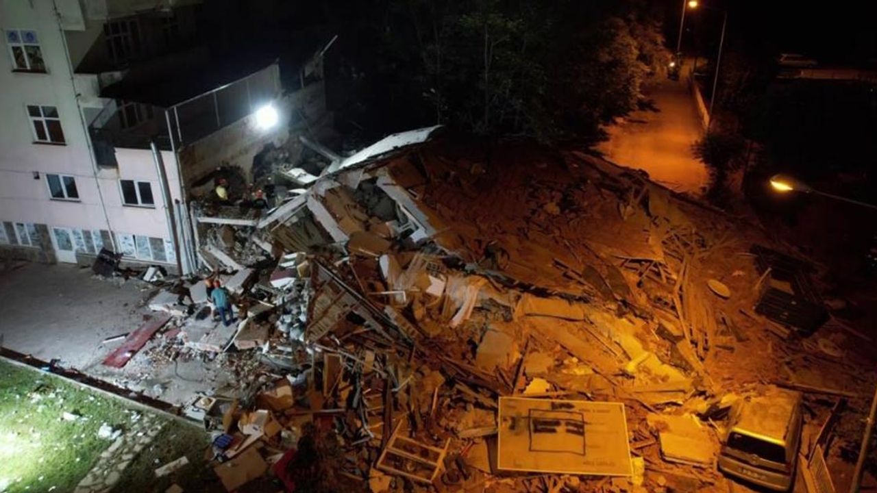 Sındırgı'da deprem: Yıkılan binalar var