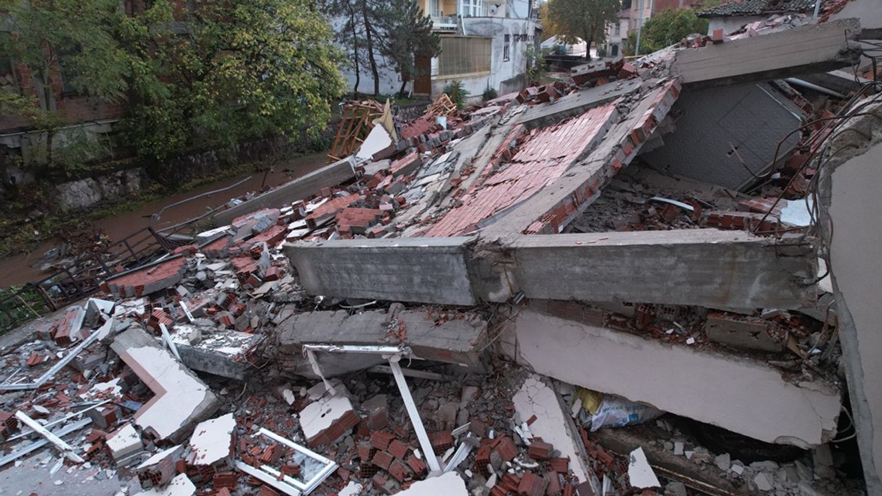 Balıkesir'deki deprem: Yıkılan binalar fotoğraflara yansıdı