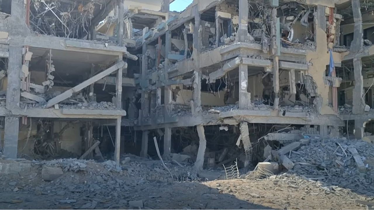 Ateşkesten hemen önce vurulan çocuk hastanesi enkaza döndü