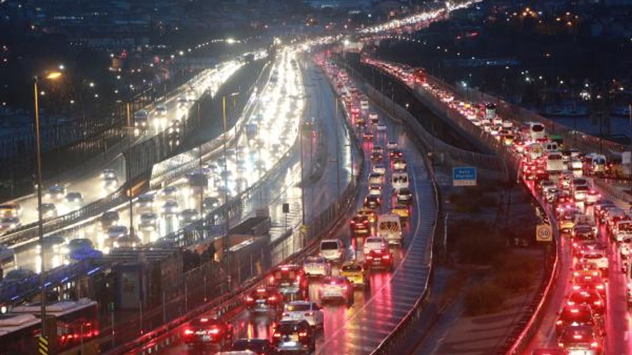 İstanbul'da yağış ve trafik önlemi: Okullar erken kapandı
