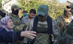 Kırım'da tutuklanan Tatar kadınların başörtülerini yırttılar