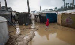 Gazze'yi kış vurdu: Binlerce çadır sular altında