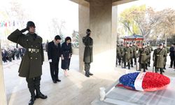 Güney Kore lideri, Kore şehitleri için saygı duruşunda