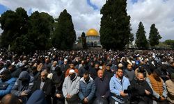 Mescid-i Aksa'da 60 bin Müslüman cuma namazı kıldı