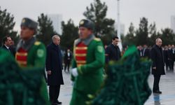 Erdoğan Türkmenistan'da Tarafsızlık Anıtı'na çelenk koydu