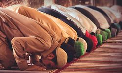 İnsan, huzuru ibadetle elde eder