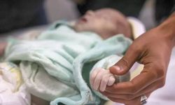 Gazze'de iki haftalık bebek donarak şehit oldu