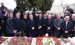 İki parti Erbakan'ın kabrini birlikte ziyaret etti