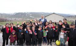 Bakan Tekin, öğrencilerin yüzünü boyadı