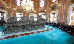 Fatih Sultan Mehmet kabri başında dualarla anıldı
