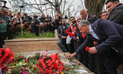 Özgür Özel, Deniz Gezmiş'in mezarını ziyaret etti