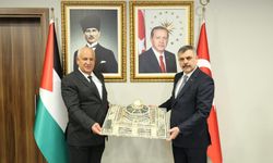 Bakan Çiftçi'ye Filistin'den Kubbetüs Sahra maketi