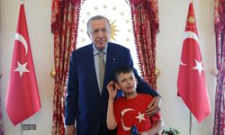 Erdoğan, camilerde kek dağıtan İngiliz çocuğu kabul etti