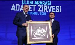 Erdoğan'a 'Adalet mülkün temelidir' yazılı hat hediye edildi