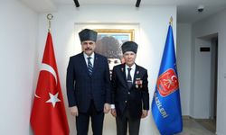 Gazileri ziyaret eden Bakan Çiftçi kalpak giydi