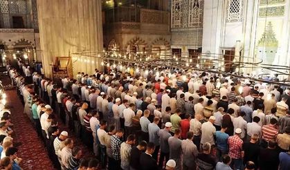 Cuma hutbesinden: "Gençlerimiz seküler hayat tarzı tehdidi altında"
