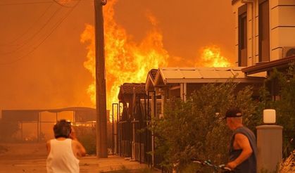 İzmir ve Antalya'da orman yangını paniği: Müdahale sürüyor!