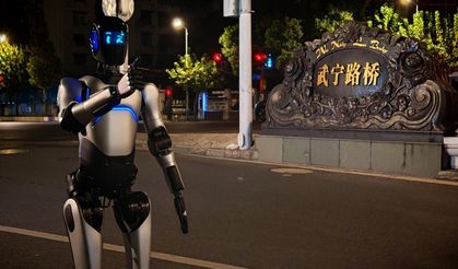 Çin’in insansı robotu 100 kilometre yürüyerek rekor kırdı