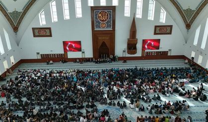 Milletvekilinin camide milli maç izletme girişimi engellendi