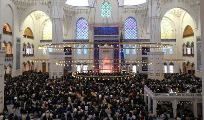 Cuma hutbesinden: "Devletini seven çocuklar yetiştirmeliyiz"