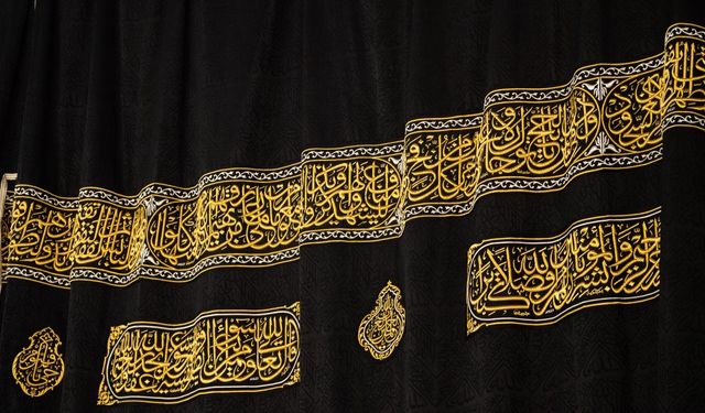 Kabe'nin örtüsü 180 kilogram altın ve gümüş ile yenilendi