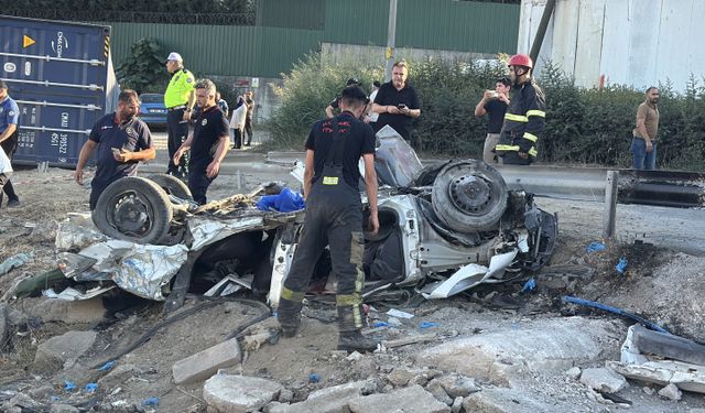 Kocaeli'de tır konteyneri otomobilleri ezdi: 5 ölü