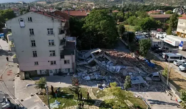 Depremin yol açtığı yıkım gün aydınlandığında ortaya çıktı
