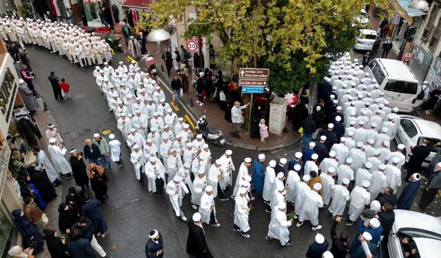 Fatih'te icazet coşkusu: 318 talebe sokakları süsledi