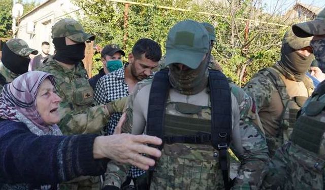 Kırım'da tutuklanan Tatar kadınların başörtülerini yırttılar