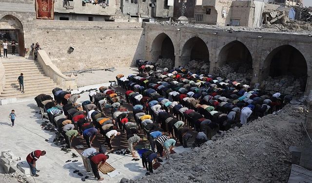 Gazze'de enkaza dönen camide cuma namazı böyle kılındı