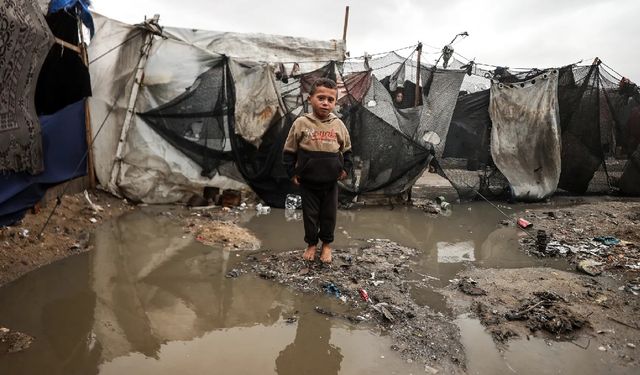 Gazze'yi yağmur vurdu: Çadırlarda insanlık dramı yaşanıyor