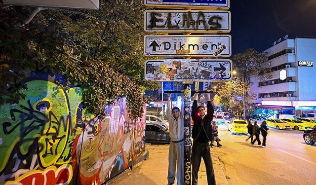 Gençlerin Kızılay tabelasıyla ne derdi var?