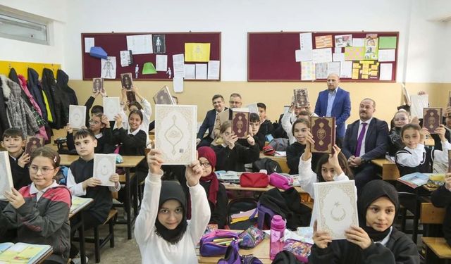 Kur'an dersini tercih eden öğrenciye kitapları hediye!