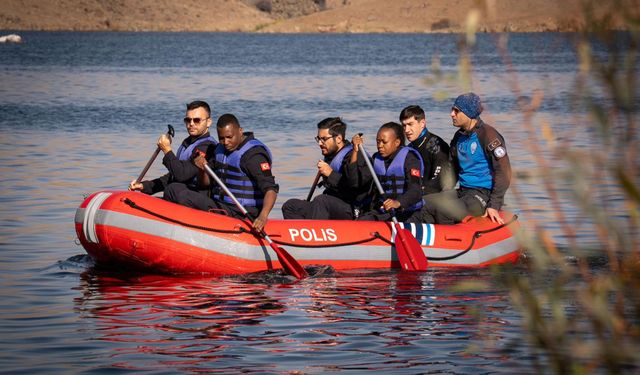 Afrikalı muhabirlere suda hayatta kalma eğitimi