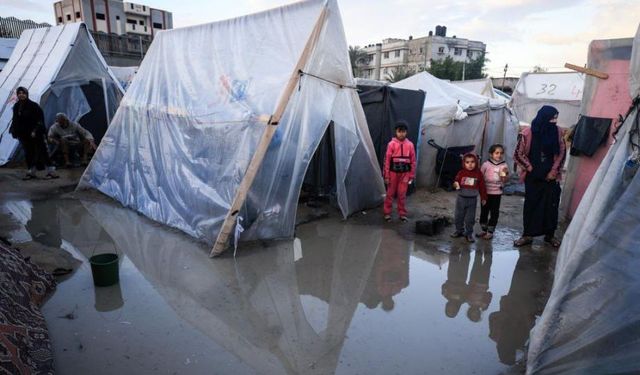 Gazze'yi fırtına vurdu: 55 bine yakın çadır hasar gördü