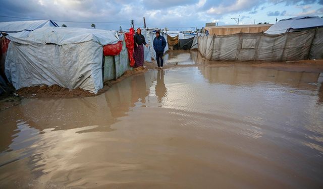 Gazze'de deniz de yükseldi: Çadırlar yine sular altında