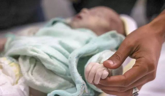 Gazze'de iki haftalık bebek donarak şehit oldu