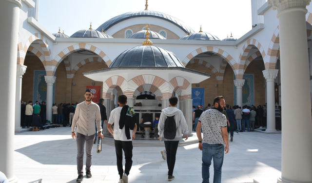 YÖK: Ders ve sınav saatleri dini vecibeleri aksatmasın