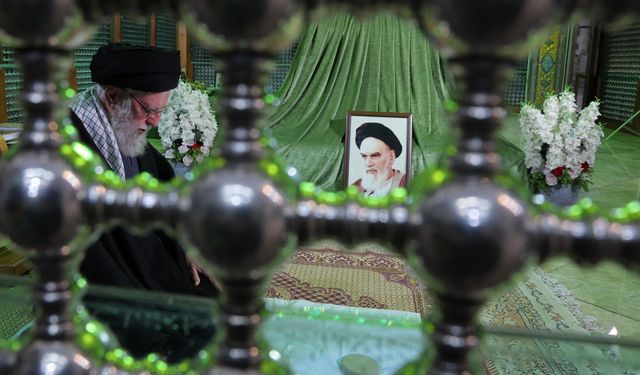 Hamaney, Humeyni'nin türbesini ziyaret etti