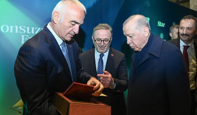Şevki Efendi mushafının ilk nüshası Erdoğan'a takdim edildi