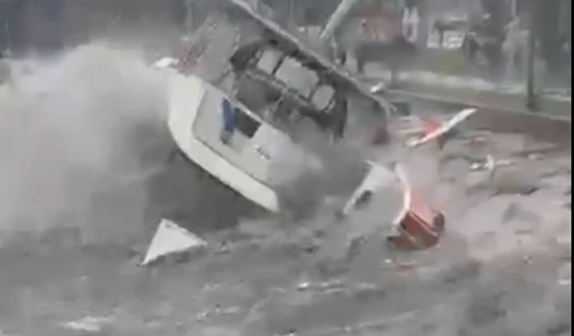 Tuzla'da tekne ve yatlar battı, tersanede vinç çöktü