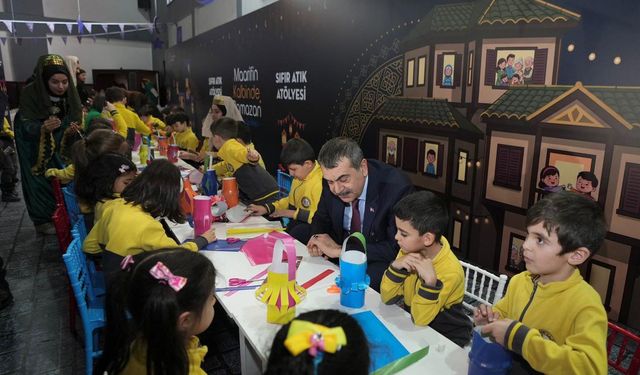 Bakan Tekin el işi kağıdından Ramazan kandili yaptı