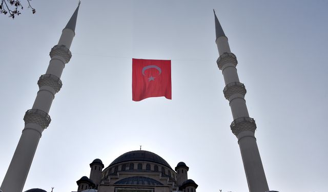 Cuma hutbesinin konusu 'bayrak' ve '6 Şubat depremi'