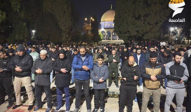 Mescid-i Aksa'da engellemelere rağmen teravih namazı kılındı
