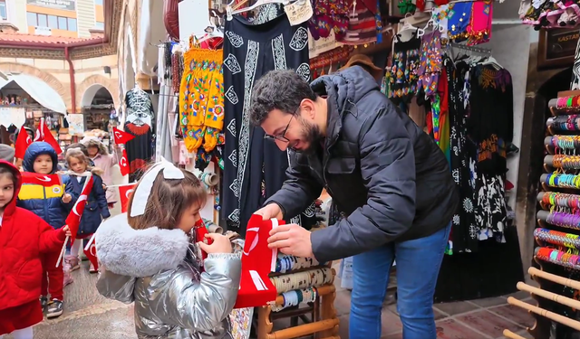 Anasınıfı öğrencileri esnafa bayrak hediye etti
