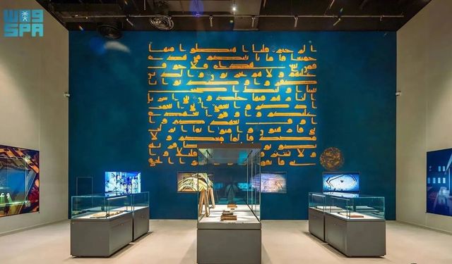 Saf altınla yazılan Mavi Kur'an sayfası ziyarete açıldı