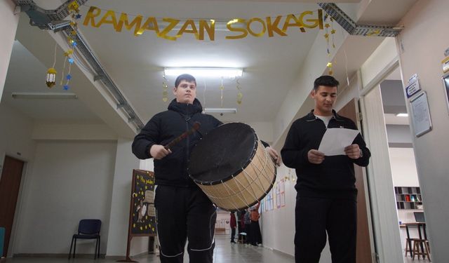 Okul koridorunda Ramazan sokağı kuruldu