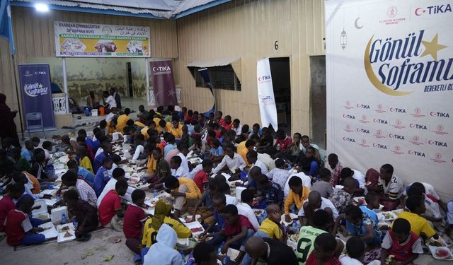 Somali'de yetimler için gönül sofrası