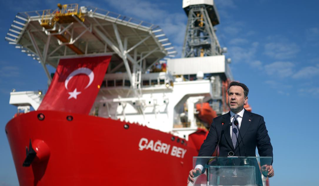 Somali açıklarında petrol çıkaracak gemi yola çıktı